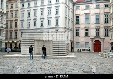 Il Memoriale dell'Olocausto, noto anche come la libreria anonimi, progettato da Rachel Whiteread, Judenplatz di Vienna (Wien), Austria. Foto Stock