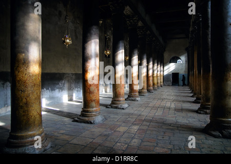 Colonnato interno della chiesa della Natività di Betlemme Foto Stock