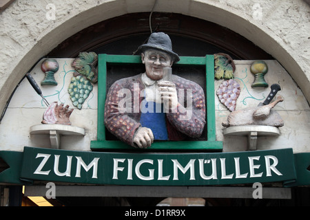Divertente di rilievo sopra la porta di ingresso per il Zum Figlmüller schnitzel ristorante, a Vienna, Austria. Foto Stock