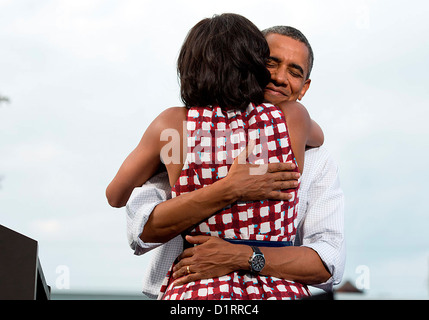 Il Presidente Usa Barack Obama abbraccia la First Lady dopo introduzione a lui in un evento di campagna Agosto 15, 2012 di Davenport, Iowa. Foto Stock