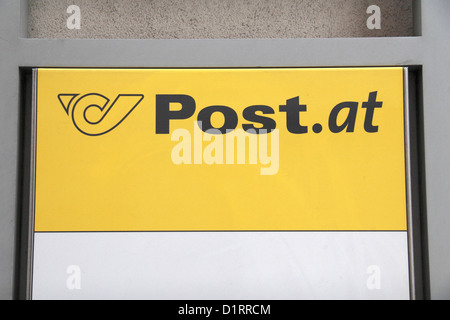 Il colore giallo brillante Österreichische Post (Austrian Post Office) il logo al di fuori di un ramo di Vienna in Austria. Foto Stock
