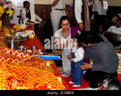 Centro indù Wimbledon Inghilterra Navratri benedizione dei genitori Bambino davanti agli dèi Foto Stock