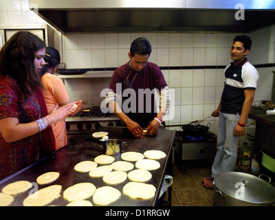 Centro indù Wimbledon Inghilterra Navratri rendendo Poori in cucina Foto Stock