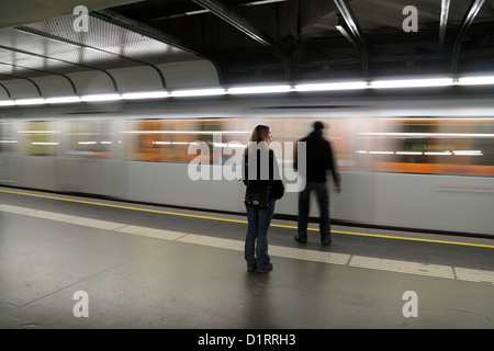 I passeggeri in attesa di un veloce movimento di U-Bahn treno su una piattaforma di Vienna in Austria. Foto Stock