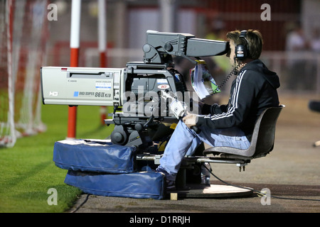 Cameraman tv le riprese di una partita di calcio. Foto di James Boardman. Foto Stock