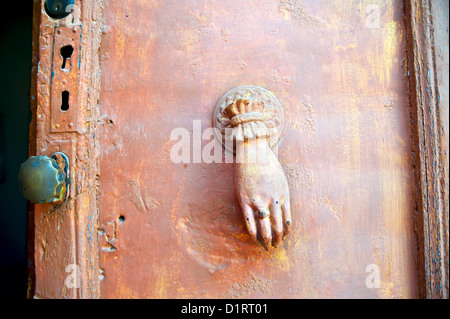 Stretta di mano femminile vecchio paracolpi Foto Stock