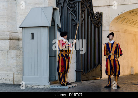 Famoso Guardie Svizzere in Vaticano il 14 ottobre 2011. Guardia Svizzera Pontificia della Città del Vaticano è il più piccolo al mondo dell esercito. Foto Stock