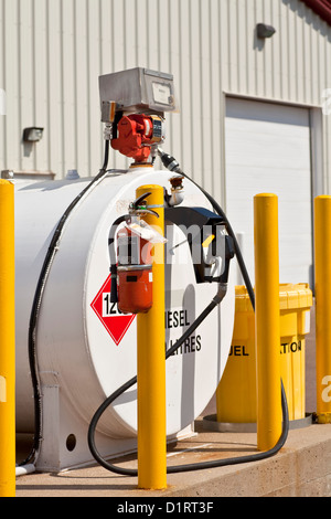 Sicuri per l'ambiente industriale i serbatoi del combustibile con funzioni di sicurezza quali gli estintori e backup dei pilastri. Foto Stock