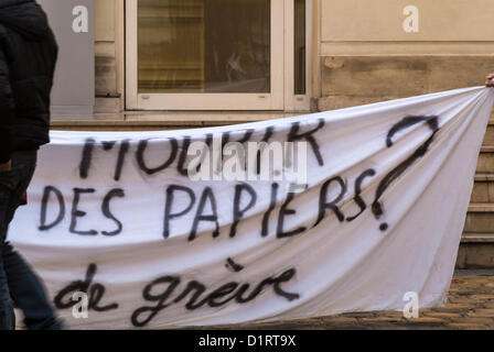 Parigi, Francia, gli stranieri senza documenti protestare contro socialista francese Pa rty-sede, banner 'Non abbiamo a morire per ottenere le nostre carte?". Foto Stock