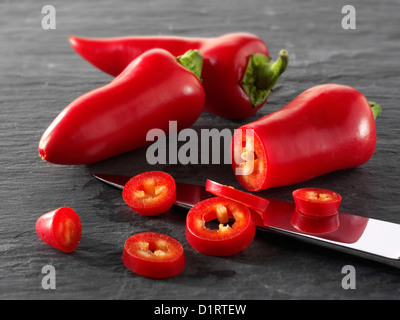 Di peperoncino rosso fresco intero e taglio. Foto Stock
