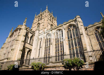 Santa Maria Vergine Chiesa, Nottingham, Lace Market, contro un cielo blu Foto Stock