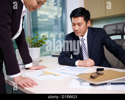 Asian business persone che lavorano in ufficio Foto Stock