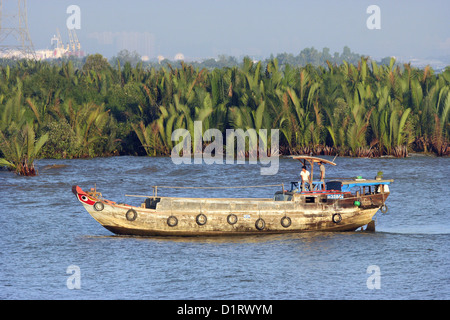 House boat o boat house,dove alcuni vietnames persone che lavorano e vivono con le loro famiglie nel fiume Mekong,a Saigon, Vietnam Foto Stock