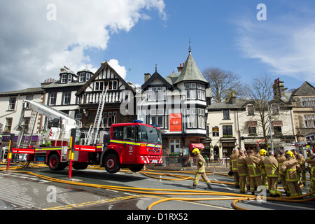 Bronto Skylift F32RL Antenna telescopica della piattaforma scala da Angloco in uso a fuoco - incidente in Bowness on Windermere Foto Stock