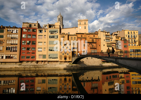 Fotografia orizzontale di un ponte su un fiume con i suoi edifici colorati in background. Girona, Spagna. Foto Stock