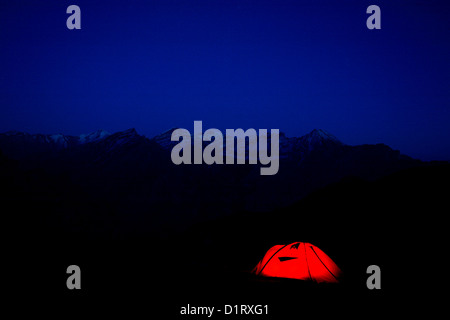 Camping nella grande montagna himalayana Foto Stock