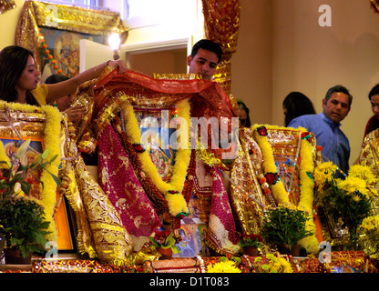 Centro indù Wimbledon Inghilterra Navratri medicazione foto degli dèi con Chunni Foto Stock