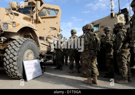 Funzionamento in avanti BASE SMART, Afghanistan -- STATI UNITI Jan 3, 2013 Army Sgt. Michael Conner, Zabul Provincial Reconstruction Team sicurezza force, spiega ciò che un conducente di veicolo deve fare in caso di ribaltamento del veicolo ai membri di Z PRT durante un cavalletto di sicurezza verso il basso giorno in avanti operanti Base Smart, Afghanistan, Gen 3. (U.S. Air Force da Senior Airman Patrice Clarke) Foto Stock