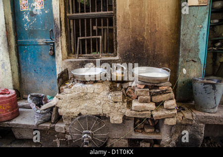 Cucina di strada di Varanasi, India Foto Stock