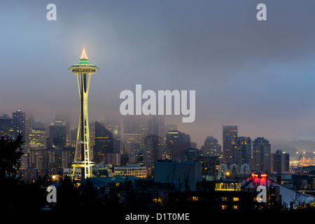 Lo skyline di Seattle e lo Space Needle all'alba visto da Kerry Park, Washington, Stati Uniti d'America Foto Stock