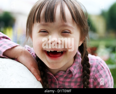 Ritratto di giovane e bella ragazza sorridente Foto Stock