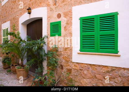 Fornalutx, Maiorca, isole Baleari, Spagna. Tipico verde-finestre con persiane nel cuore del villaggio. Foto Stock