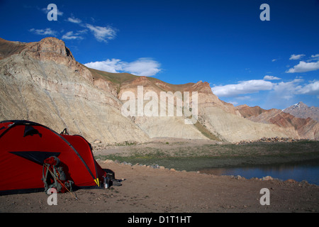 Camping nella grande montagna himalayana Foto Stock