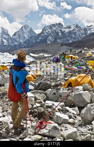 Una femmina di trekker a Mount Everest base camp in Khumbu Nepal Foto Stock