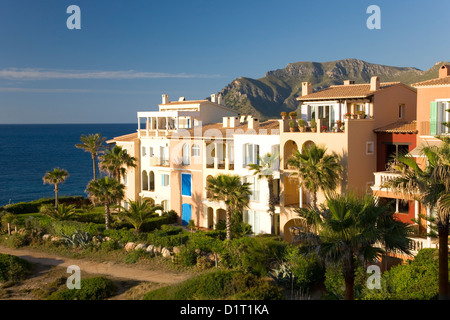Colonia de Sant Pere, Maiorca, isole Baleari, Spagna. Lungomare di lusso complesso di appartamenti con vista sul Mediterraneo. Foto Stock