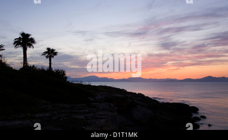 Colonia de Sant Pere, Maiorca, isole Baleari, Spagna. Vista su tutta la Badia d'Alcudia dopo il tramonto. Foto Stock