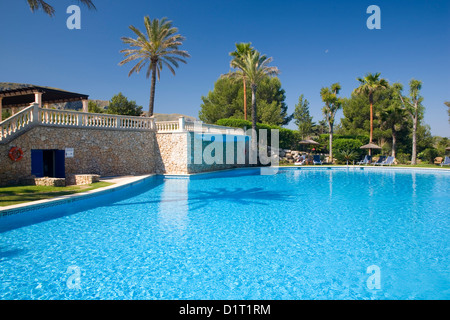 Colonia de Sant Pere, Maiorca, isole Baleari, Spagna. Vista sulla piscina del complesso di appartamenti di lusso. Foto Stock