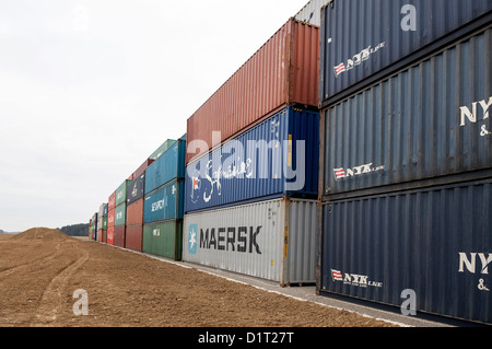 Contenitori al terminal per container Foto Stock