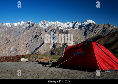 Camping nella grande montagna himalayana Foto Stock