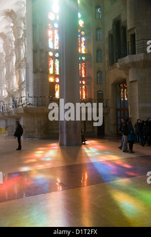 All'interno della Sagrada Familia che mostra le finestre di vetro macchiate e colonne di pietra, Barcellona, Spagna Foto Stock