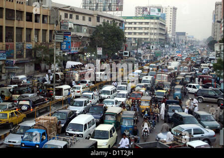 Un gran numero di veicoli bloccati nel traffico a causa di parcheggio illegale a lato strada vicino Giappone Plaza, a M.A Jinnah Road a Karachi il Venerdì, 04 gennaio 2013. Foto Stock