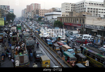 Un gran numero di veicoli bloccati nel traffico a causa di parcheggio illegale a lato strada vicino Giappone Plaza, a M.A Jinnah Road a Karachi il Venerdì, 04 gennaio 2013. Foto Stock