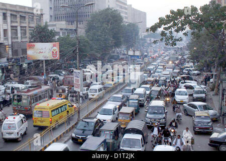 Un gran numero di veicoli bloccati nel traffico a causa di parcheggio illegale a lato strada vicino Giappone Plaza, a M.A Jinnah Road a Karachi il Venerdì, 04 gennaio 2013. Foto Stock