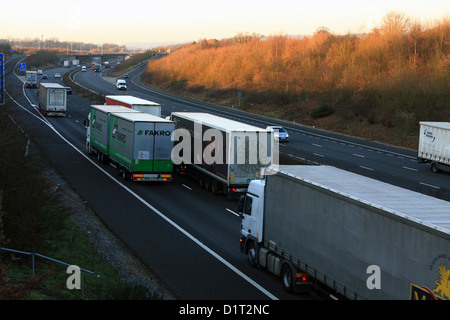 Camion e automobili che viaggia lungo l'autostrada M20 nel Kent. Foto Stock