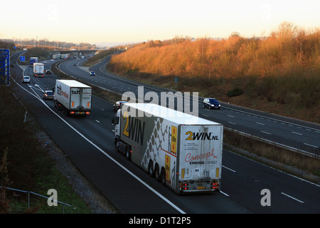 Camion e automobili che viaggia lungo l'autostrada M20 nel Kent. Foto Stock