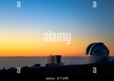 Osservatorio a Mauna Kea sommità del vulcano al tramonto, Big Island, Hawaii, STATI UNITI D'AMERICA Foto Stock