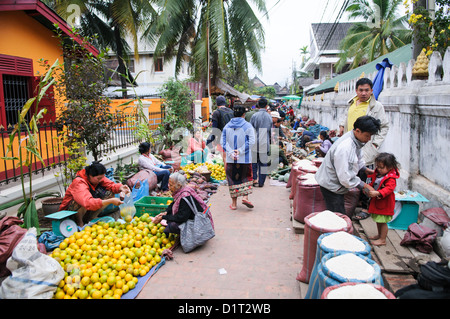 LUANG PRABANG, Laos: Una gamma di prodotti freschi colorati in mostra al mercato mattutino di Luang Prabang, Laos. I venditori locali offrono una varietà di frutta, verdura ed erbe aromatiche, mettendo in mostra la ricchezza agricola della regione e giocando un ruolo vitale nella vita quotidiana e nella cultura culinaria della città. Foto Stock