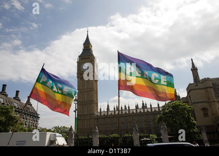 Protestor la pace bandiere oltre il campanile del Big Ben e le Camere del Parlamento, London, Regno Unito Foto Stock