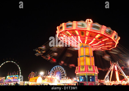 Parco dei divertimenti di sposare-go-round ride Foto Stock