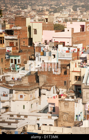 Una vista dei tetti colorati di Udaipur Rajasthan in India con alcune persone e lavaggio di linee e forme geometriche degli edifici Foto Stock