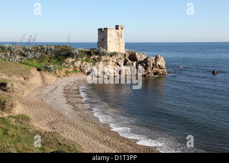 Torre de la Sal - Torre del sale - e piccola spiaggia vicino a Estepona Costa del Sol, Andalusia, Spagna Foto Stock