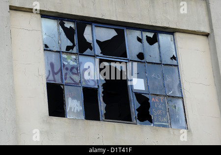 Ipswich REGNO UNITO 1 Gennaio 2013 - Rottura fracassato windows in un edificio abbandonato Foto Stock