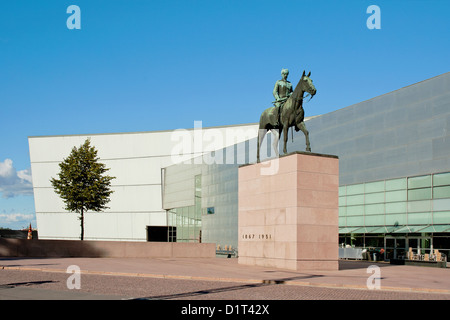 Statua di Mannerheim davanti al Kiasma di Helsinki il museo dell arte moderna. Foto Stock