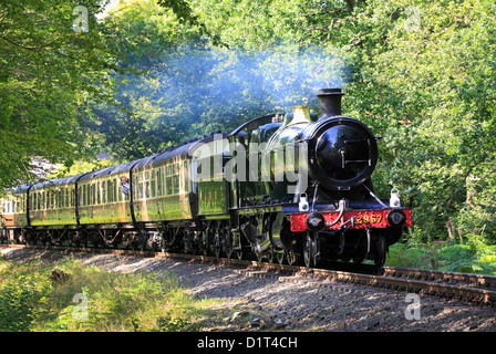 GWR 2-8-0 No.2857 traina un treno passeggeri attraverso Trimpleyon Severn Valley Railway, Worcestershire, Inghilterra, Europa Foto Stock