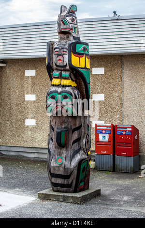 Totem pole di fronte alle caselle postali di Duncan, Canada Foto Stock