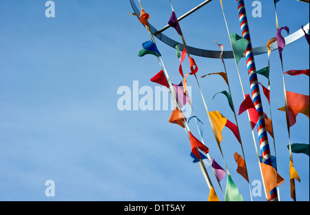 Bunting al vento contro un cielo blu Foto Stock